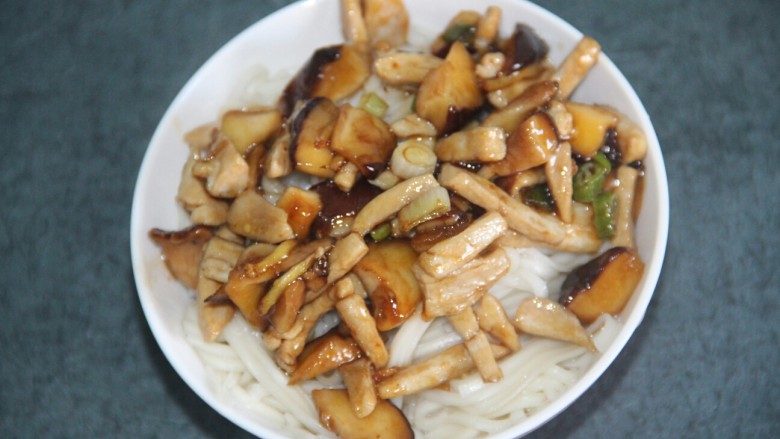 香菇鸡肉面,炒好的香菇肉丝放在面上