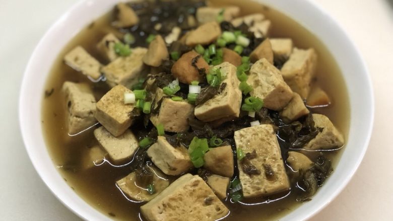 倒笃菜滚豆腐,出锅,撒上葱花