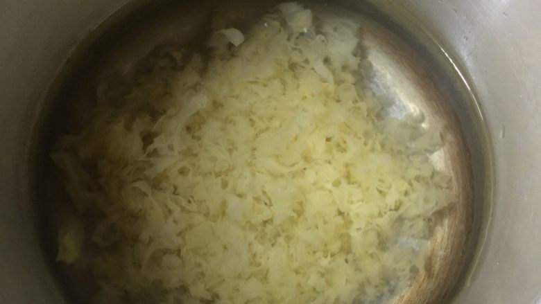 山楂银耳羹,放入高压锅,加入水。大火煮开后转小火煮40分钟。