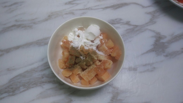 五彩鸡丁,加一点点盐,胡椒味精淀粉上浆