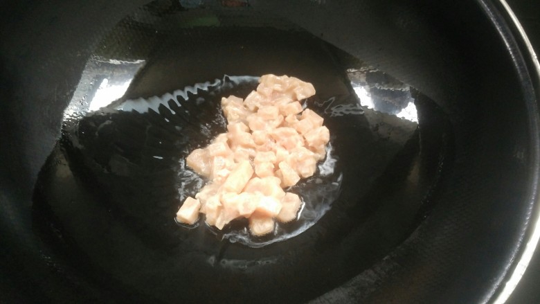 五彩鸡丁,锅上火加2勺油烧热,下鸡胸肉