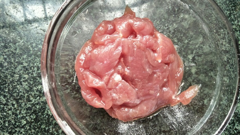 牛肉卷饼,<a style='color:red;display:inline-block;' href='/shicai/ 216'>牛肉</a>洗干净切片加入油,盐,生粉,小苏打,料酒搅拌均匀腌制二小时以上。