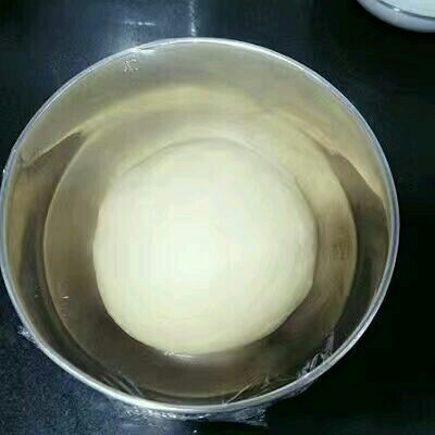 玫瑰面包,从面包桶中取出,置于碗中盖保鲜膜冷藏发酵一夜到两倍大小,也可室温发酵到两倍大