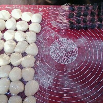 玫瑰面包,从碗中取出面团排气,分剂16个,揉圆,盖保鲜膜松弛15分钟,馅料分成每个10克共16个