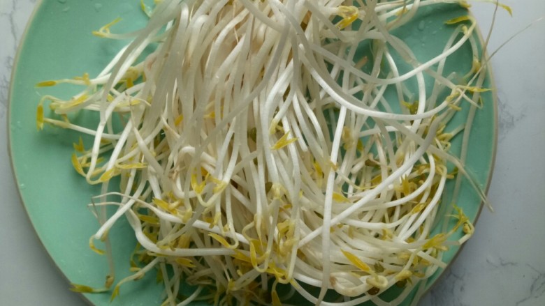 猪油素炒豆芽苗,准备豆芽150克,洗干净备用!