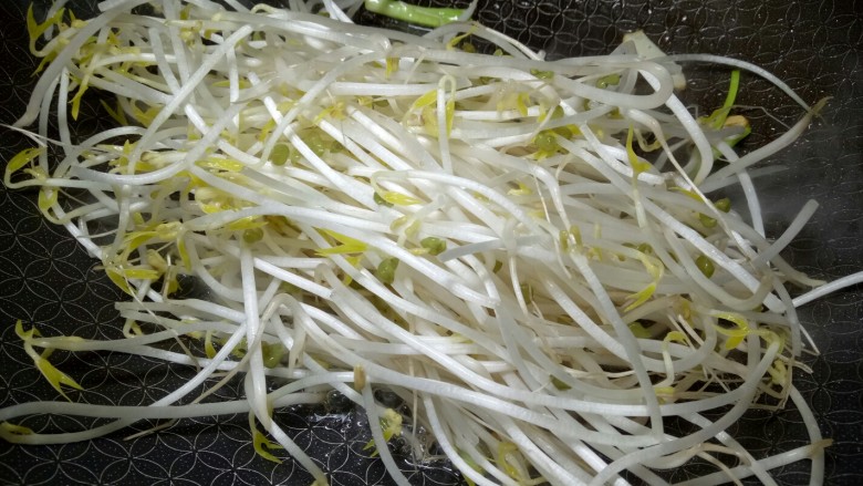 猪油素炒豆芽苗,下<a style='color:red;display:inline-block;' href='/shicai/ 133'>绿豆芽</a>!