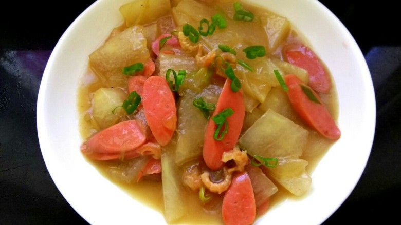 火腿烧冬瓜,撒上葱花,滴适量香油调味