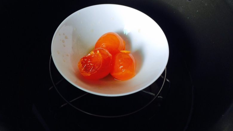 菜名该怎么取?—蛋黄双花吗?,蛋黄加<a style='color:red;display:inline-block;' href='/shicai/ 718'>料酒</a>蒸10分钟。
