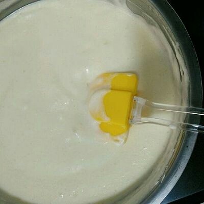 改良版提拉米苏,将打发的淡奶油倒入马斯卡彭糊中拌匀,到这一步为止,马斯卡彭芝士糊就做好了