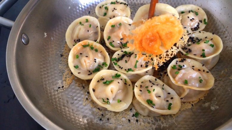 韩国泡菜脆皮煎饺,底部金黄酥脆 传说中的冰花煎饺 