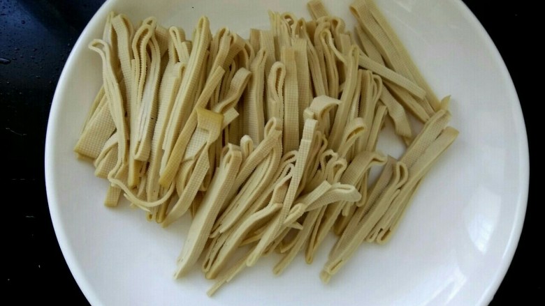 金针菇豆腐丝粉丝一锅端,<a style='color:red;display:inline-block;' href='/shicai/ 480'>干豆腐</a>切丝