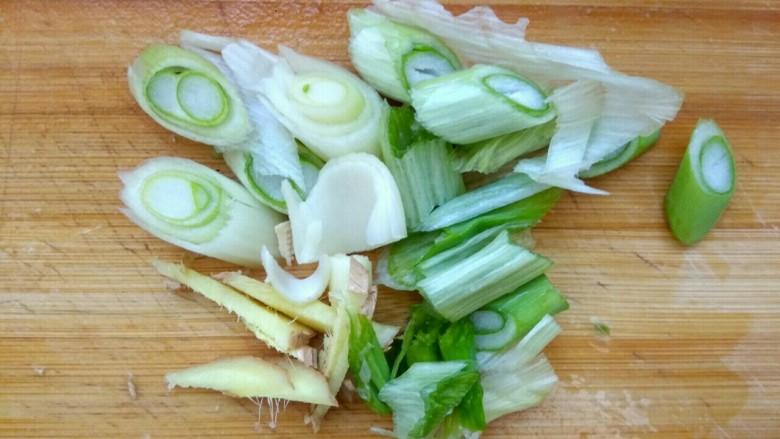 金针菇豆腐丝粉丝一锅端,葱切片,姜切丝