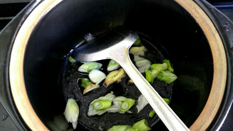 金针菇豆腐丝粉丝一锅端,砂锅放入适量油,放入葱姜翻炒