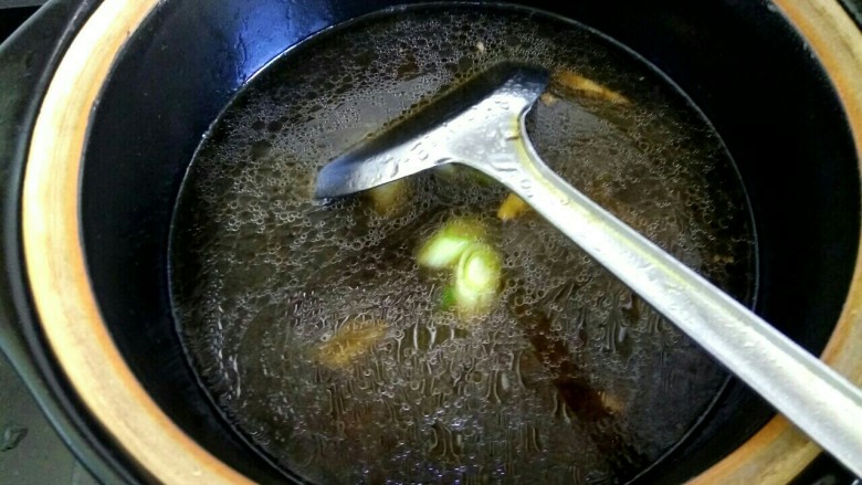 金针菇豆腐丝粉丝一锅端,加入适量清水,放入适量盐