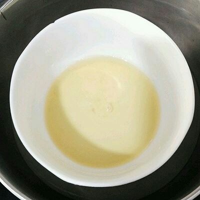 改良版提拉米苏,吉利丁片用冷水泡软,沥去水分,隔温水加热,直至吉利丁片融化。