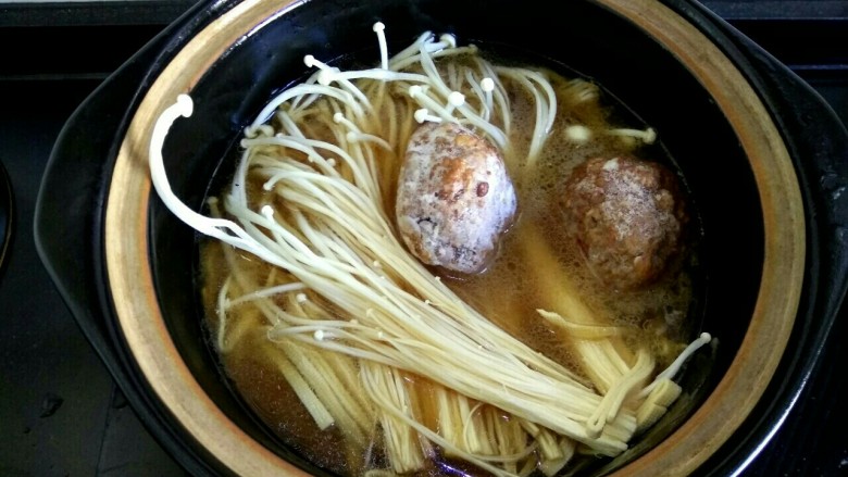 金针菇豆腐丝粉丝一锅端,冷冻的<a style='color:red;display:inline-block;' href='/shicai/ 4188'>狮子头</a>,直接放锅里即可。大火烧开