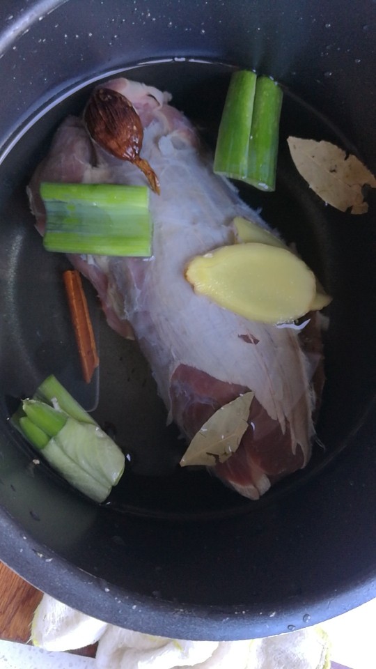 红油麻辣牛腱肉,洗净牛腱肉,控干水分,入高压锅,加入葱姜,红酒,桂皮,香叶,草果等