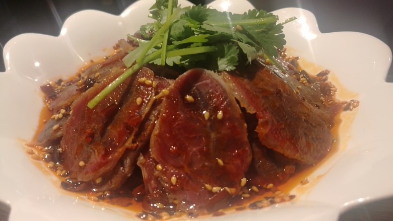 红油麻辣牛腱肉,浇入红油,放入香菜