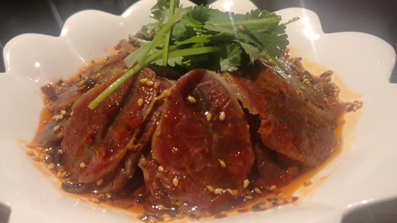 红油麻辣牛腱肉,浇入红油，放入香菜