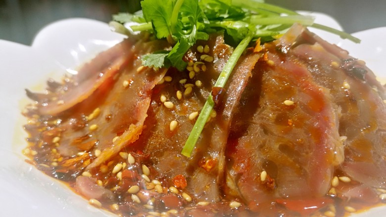 红油麻辣牛腱肉,装盘后修怖下,出品完成