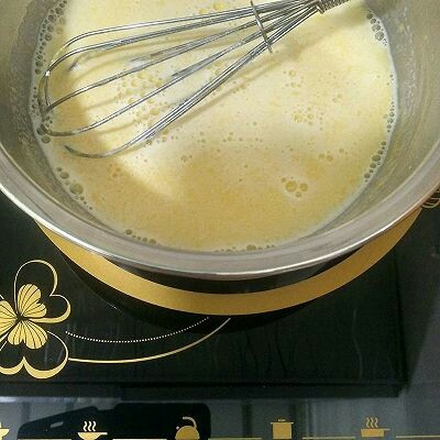 北海道戚风蛋糕,把沸腾的纯牛奶,分次加入蛋黄糊中慢慢拌匀