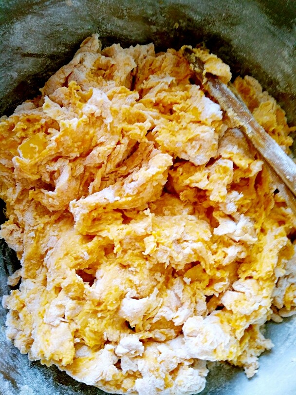 吃掉一朵花的美食+花样馒头,搅拌成絮状,如图