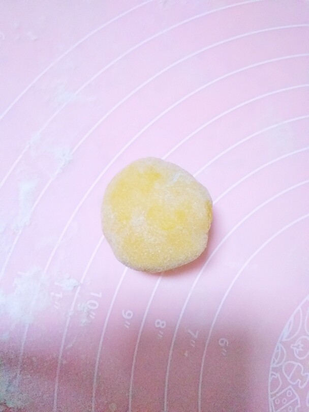 吃掉一朵花的美食+花样馒头,醒发至两倍大,取出排气,再揉搓成长条,再分切成小段