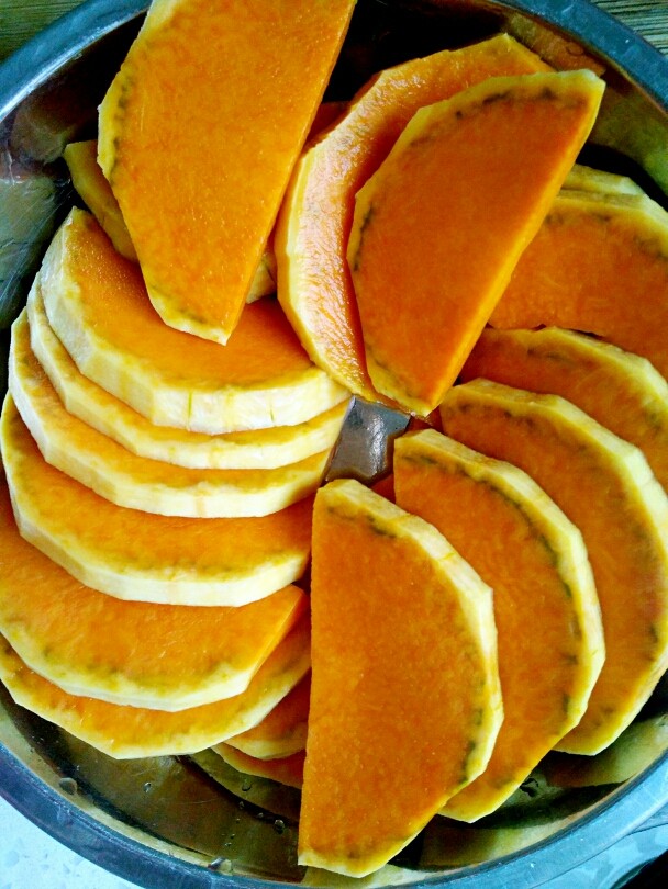 吃掉一朵花的美食+开口笑,<a style='color:red;display:inline-block;' href='/shicai/ 53'>南瓜</a>洗干净去皮,切成薄片上蒸锅蒸熟。