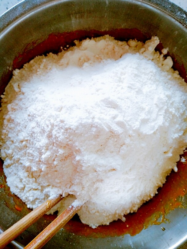 吃掉一朵花的美食+开口笑,再筛入<a style='color:red;display:inline-block;' href='/shicai/ 519'>面粉</a>，加上少许食盐，小苏打，<a style='color:red;display:inline-block;' href='/shicai/ 731'>酵母</a>搅拌均匀。