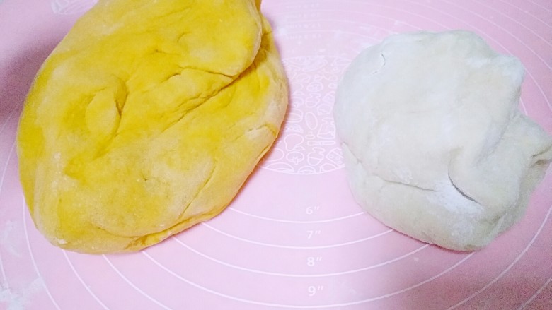 吃掉一朵花的美食+开口笑,醒发至两倍大的时候,取出来进行排气。再把两种面团分别搓成长条,再分成大小相当的小剂子。