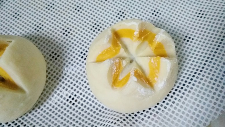 吃掉一朵花的美食+开口笑,喜欢几个花瓣就切多几刀,很随意的,就是切的时候刀要锋利,以免切到面团变形啦,到时候蒸出来的包就不好看了。