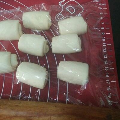 蛋黄酥,盖保鲜膜松弛十分钟,重复一次步骤4和5,再次盖保鲜膜松弛15分钟