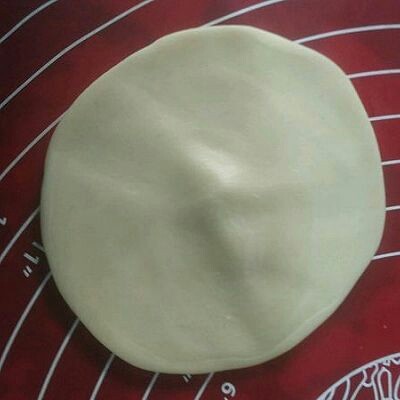 蛋黄酥,擀面皮,中间厚外边薄