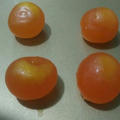 蛋黄酥,喷一层高度白酒或朗姆酒,入烤箱170°烤至五分钟。