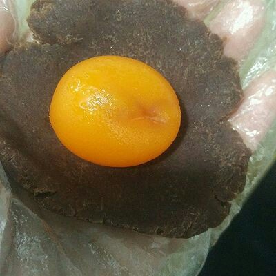 蛋黄酥,取一个包住咸蛋黄,全部做完后放置一旁