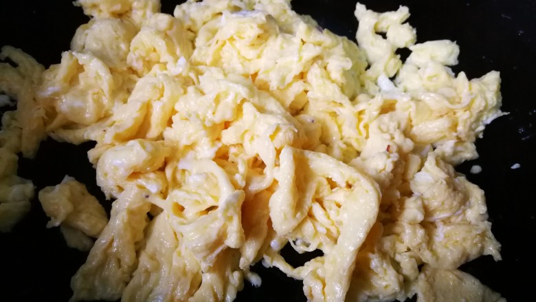 西红柿鸡蛋面(为爱下厨),第七步:鸡蛋用大火,热油,炒熟,然后盛出备用。