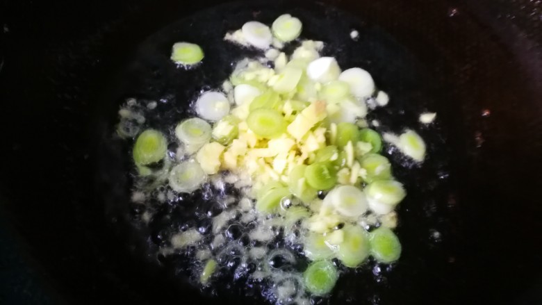 西红柿鸡蛋面(为爱下厨),第八步:锅底在倒入少许油,爆香调味食材。