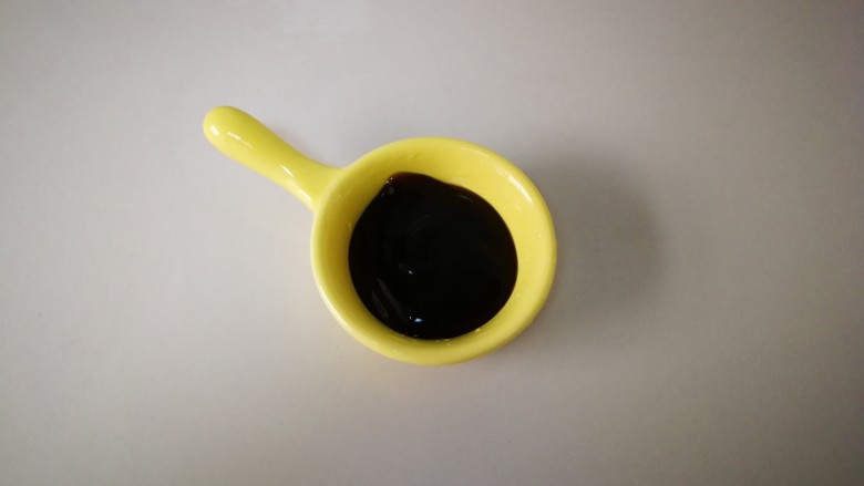 西红柿鸡蛋面(为爱下厨),第三步:准备<a style='color:red;display:inline-block;' href='/shicai/ 721'>蚝油</a>一味碟。