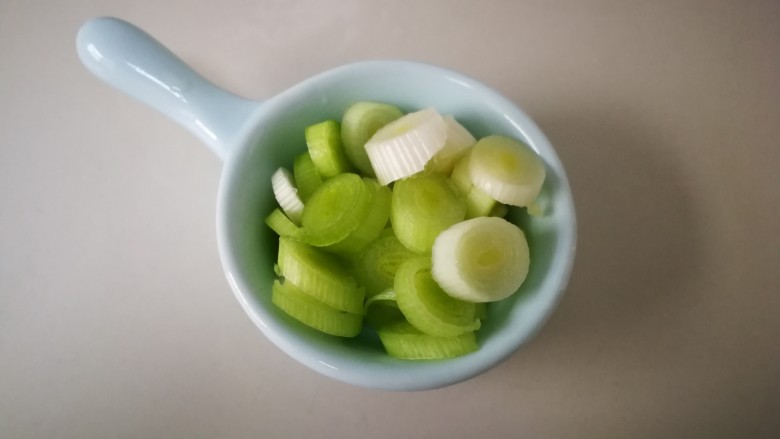 西红柿鸡蛋面(为爱下厨),第四步:准备好时令调味料,蒜苗。