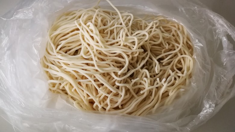 西红柿鸡蛋面(为爱下厨),第十一步:鲜面条,水开下。不能凉水下,估计也没有像我这么笨的人,凉水下面条的吧!