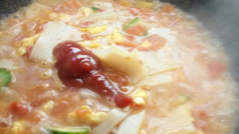 创新烤冷面,热炒烤冷面,保你吃的爽歪歪,煮3分钟后加<a style='color:red;display:inline-block;' href='/shicai/ 699'>番茄酱</a>,素鸡精,为了健康没有放糖,家里没有洋葱和柿子椒,放点合适
