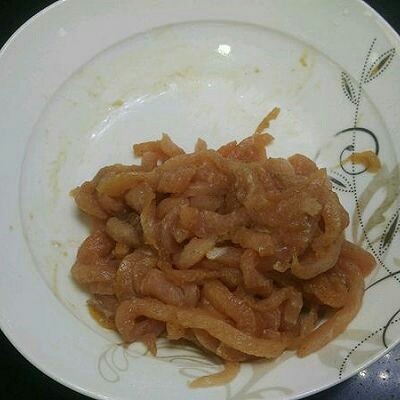 #懒人料理#肉丝黄芽韭,猪瘦肉加盐,胡椒味精,水淀粉抓匀上浆。