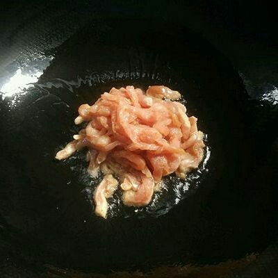 #懒人料理#肉丝黄芽韭,锅上火烧热加两勺油,下猪肉丝炒至变色