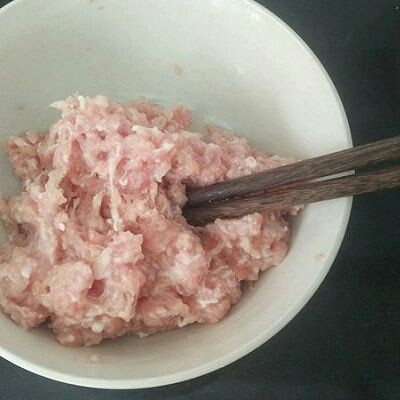 #懒人料理#苦瓜酿肉,肉馅加盐胡椒味精生抽水淀粉拌匀后搅拌上劲