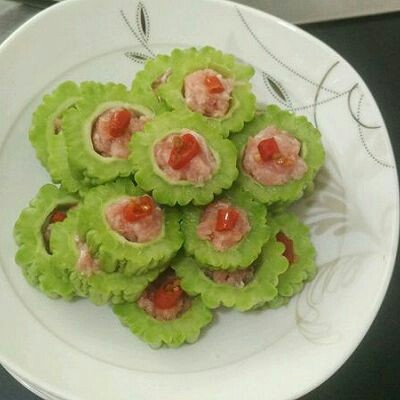 #懒人料理#苦瓜酿肉,把肉馅酿入苦瓜里,表面摆上切好的红椒粒