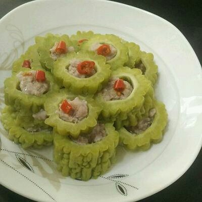 #懒人料理#苦瓜酿肉,锅上火加水烧开将苦瓜隔水蒸8-10分钟