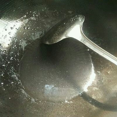 #懒人料理#苦瓜酿肉,锅上火倒入苦瓜盘中蒸出的汤汁