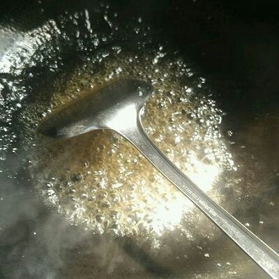#懒人料理#苦瓜酿肉,加油盐胡椒味精生抽,水淀粉勾芡成稍浓稠的汁淋到苦瓜上即成