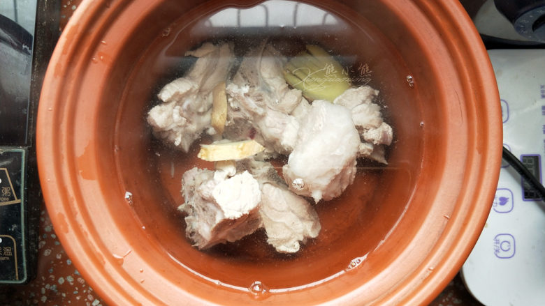 懒人料理--冬瓜排骨汤,砂锅里倒热水,放入焯过水的排骨和姜片。我家人少,我用的小号电砂锅,高火煲了一个多小时。也可以用砂锅在天燃气上煲,大火烧开后转小火。
