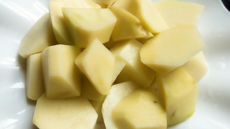 大盘鸡,将土豆切滚刀块,用水冲洗